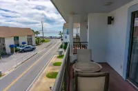Charming Townhome with Gulf Views and Beach Bikes - Delightful Retreat