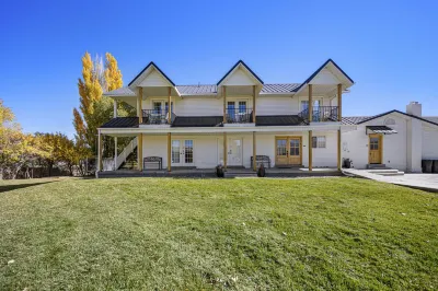 Happy Trails West Inn Hotels in 