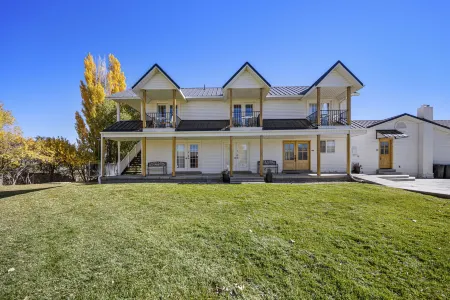 Happy Trails West Inn