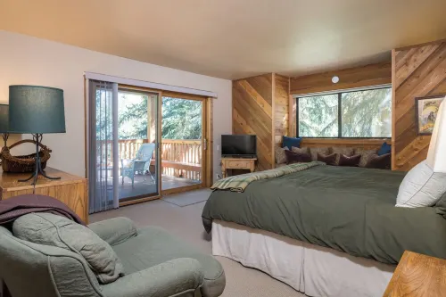 Cozy Family Sized Condo- Access to Hot Tub and Sauna- Minutes Away from Skiing