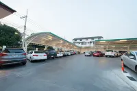 納特西里酒店 - 停車場