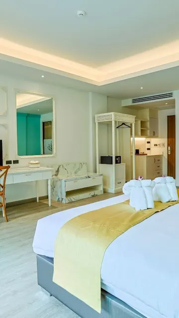 ห้องดีลักซ์เตียงคู่พร้อมระเบียงและวิวสระว่ายน้ำ