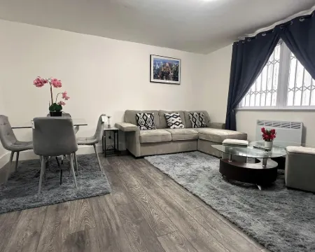 Apartment - Sleeps 6 - City Base - District Line Hotels in Dagenham