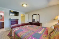 Pueblo House by Riverwalk, 2 Miles to Fairgrounds! - 3-نجوم