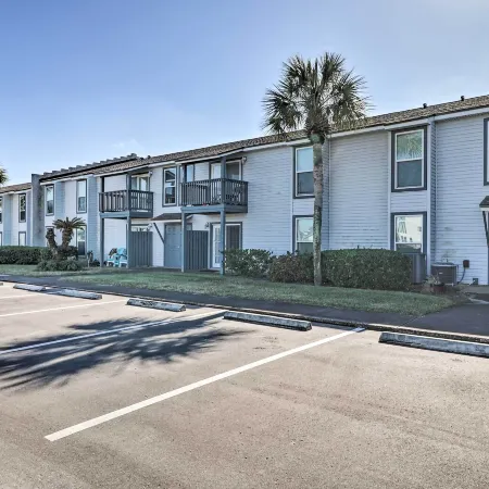 Pool & Tennis: Walkable Fernandina Beach Escape