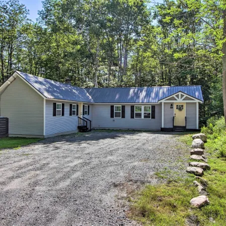 Stylish Mountain Home Near Ski, Golf and Manchester!