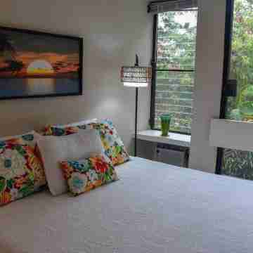 Charming 1-bedroom condo in downtown Kailua-Kona  just 2 blocks from the beach Rooms