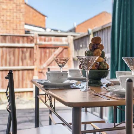 Cozy 3 bedroom house with free parking and near hospital