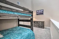 Idyllic Montgomery Condo w/ Pool & Lake View! - Balkon