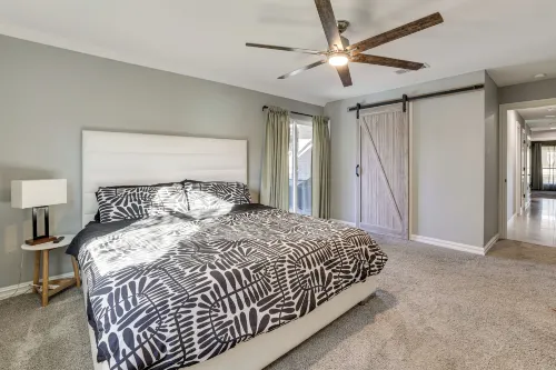 2 Mi to Galleria Dallas: Group Retreat w/ Yard!