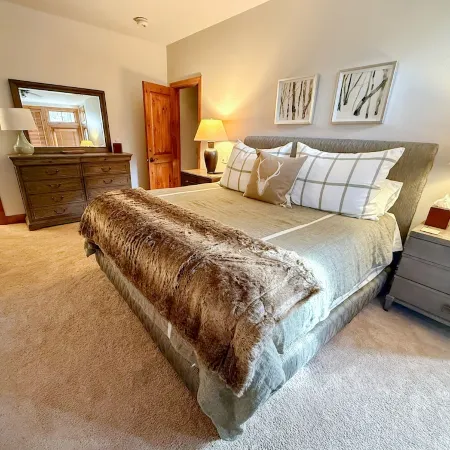 3 Bedroom Condo Just Steps From Arrowhead Lift