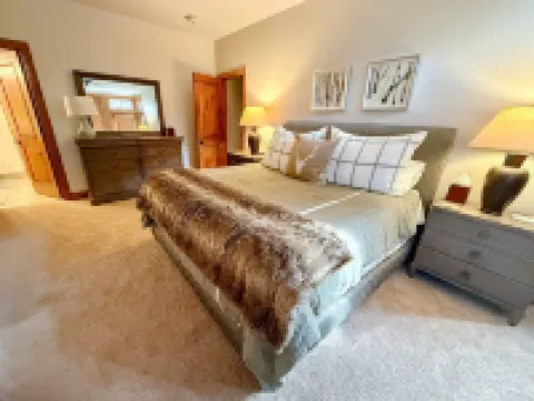 3 Bedroom Condo Just Steps From Arrowhead Lift