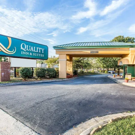 Quality Inn & Suites Coliseum Отели рядом с достопримечательностью «Торговый центр Four Seasons»