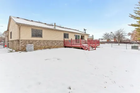 4-bedroom Suburban Retreat in wonderful Warren with 2 full kitchens and 2.5 bath