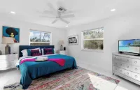 Luxurious 7-bedroom villa with pool/spa and pickleball court in fabulous Naples