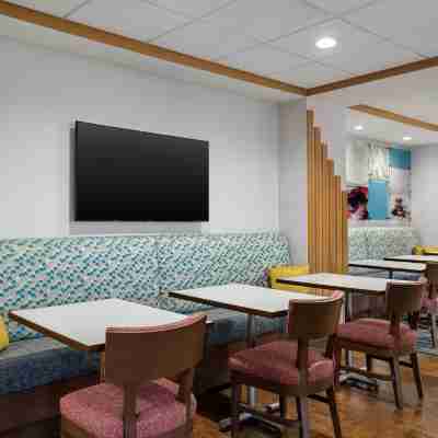 Hampton Inn Lake Charles Dining/Meeting Rooms