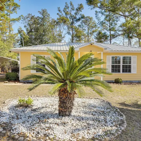 Close to Highway & Border: North Florida Hideaway