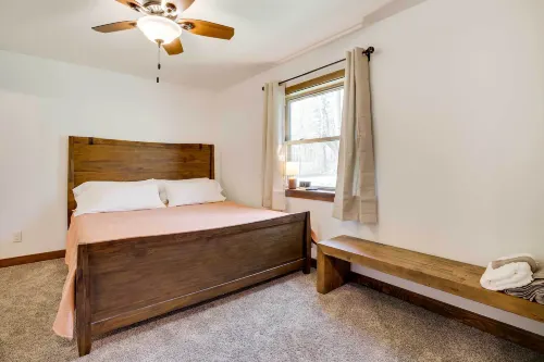 Hatfield Vacation Rental w/ Private Hot Tub! - Homestays