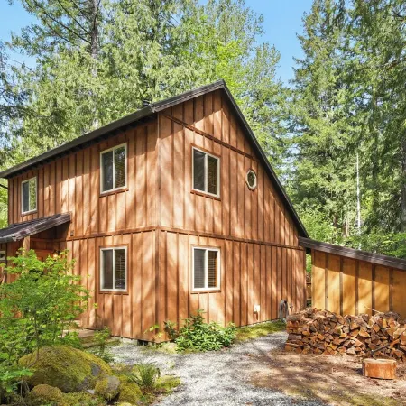 Mt. Hood Cabin: Hot Tub, Backyard Creek, Trails, Sleeps 7 and Dogs OK