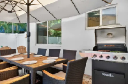 Evergreen Retreat Home for 7 Hotels in Oakland Park