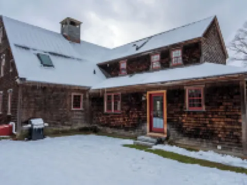 52-acre Berkshires Farmhouse Fire Pit, Outdoor Dining + Trails Copper Kettle Farm by Avantstay 設菲爾德酒店