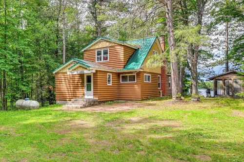 Private Dock and Screened Porch Echo Lake Cabin - parking