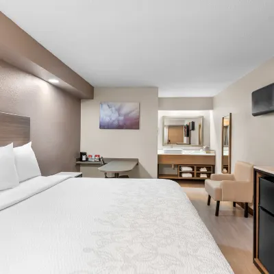 Red Roof PLUS+ Chicago - Hoffman Estates Hotels near Madhav Kendra(Swadhyay)