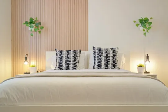 3 Bedroom With Stunning Yard Close to Horseshoe.