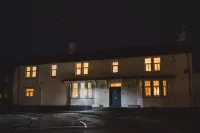 Luxury House Sleeps 14 with Secret Bar Near Bath