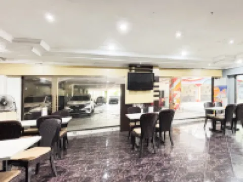 Hotel Pasar Besar RedPartner near Tugu Pahlawan Hotels in Bubutan