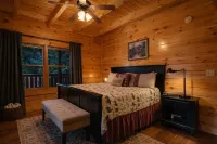 New listing! Pool, Private Hot Tub & 3 King Suites