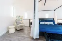 Restored Grain Bin with Hot Tub, King Bed, Vending Machine. Dog-Friendly!