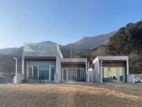 OVER THE MOUNTAIN Hotels in 