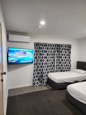 Entire flat next to park, close to uni, & city - 1 bedroom, 1 lounge, ensuit - Condos