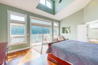 Beautiful Lakefront Custom - 4-Star