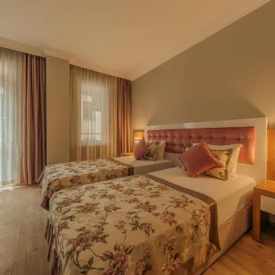 Novis Hotel Cleopatra Отели рядом с достопримечательностью «Пляж Клеопатра»