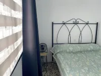Central Attic Apt Sleeps 4 with Patio - 3 Sao