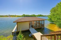 Dog-friendly, Lakefront Home With Private Dock, 2 Kayaks, Decks & Game Room - 4 tähden