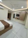 Hotel Radhe Raas - موقف سيارات
