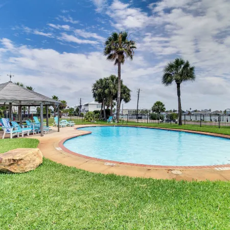 3BR Condo on the Bay w/ Pool and Perks