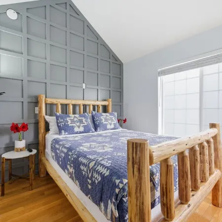 Cozy Queen, Private Bathroom and Entryway