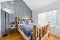 Cozy Queen, Private Bathroom and Entryway - Apartments