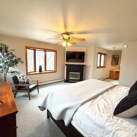 Spacious Newly renovated house with Hot tub, Game Room, Fitness room and more!