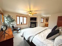 Spacious Newly renovated house with Hot tub, Game Room, Fitness room and more! - 4 tähden