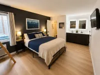 Renovated 2-bed / 2-bath condo POOLSIDE & LAKEFRONT! - 4 estrellas