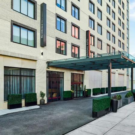 SpringHill Suites New York Queens Отели рядом с достопримечательностью «Станция метро G Subway Line»