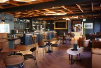 Ramada by Wyndham Cheltenham - bar