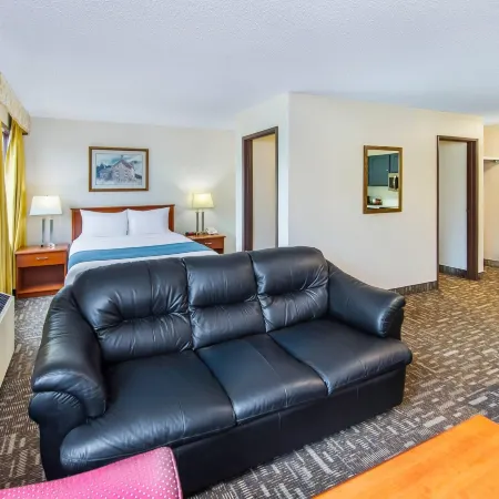 Crestwood Hotel
