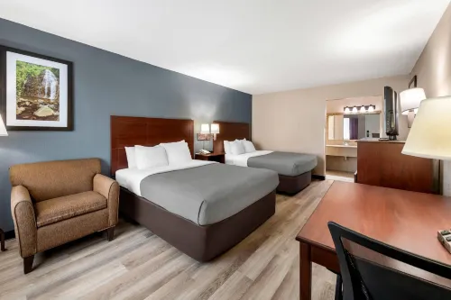 Quality Inn & Suites Lawrence - University Area - Pool