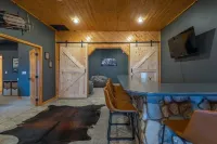 18 Hole Golf - Views For Miles - Hot Tub - Theater - 3-Star